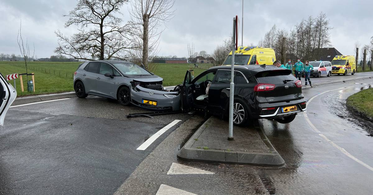 Frontale botsing bij Nijbroek zorgt voor wegafsluiting tussen Terwolde en Vaassen.