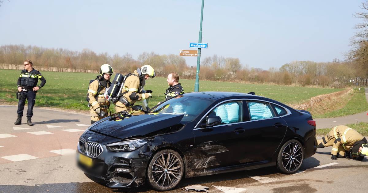 Botsing tussen twee autos; moeder en kind behandeld in ambulance.
