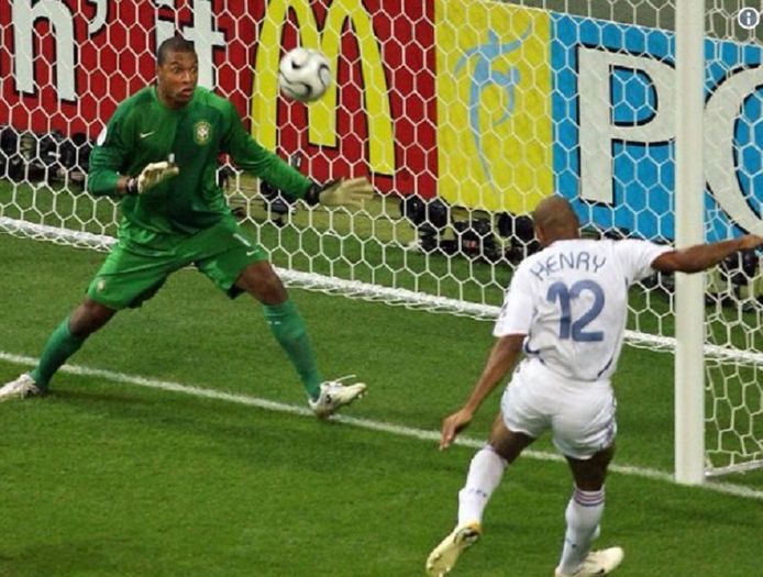 1 juli 2006: Thierry Henry jaagt een vrije trap van Zinedine Zidane voorbij de Braziliaanse doelman Dida. Frankrijk plaatst zich zo op het WK in Duitsland voor de halve finale.
