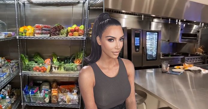 Kim Kardashian gaf een absurde tour van haar voorraad en koelkasten.