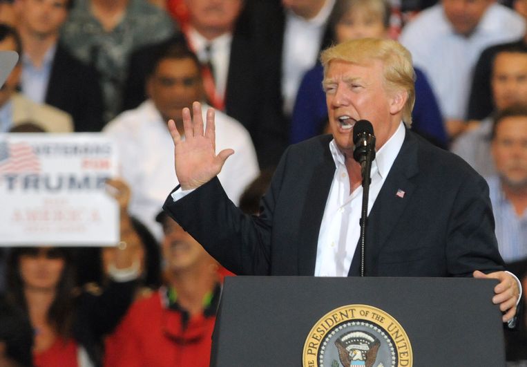Donald Trump bij de 'Make America Great Again'-rally op de Orlando Melbourne International Airport in Florida. Beeld Photo News