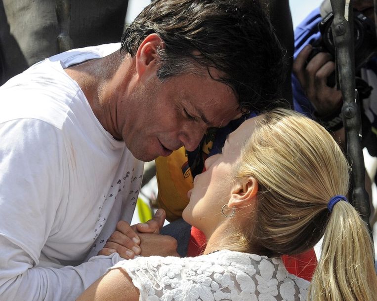 Leopoldo López neemt afscheid van zijn vrouw. Beeld afp