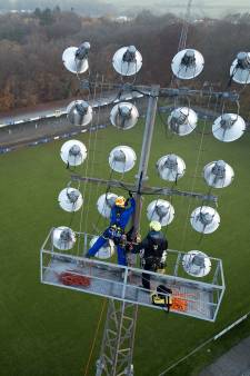 Op 45 meter hoogte worden lampen stadion Wageningse Berg gedemonteerd: ‘Zo veel kracht zetten, schroeven springen bijna kapot’