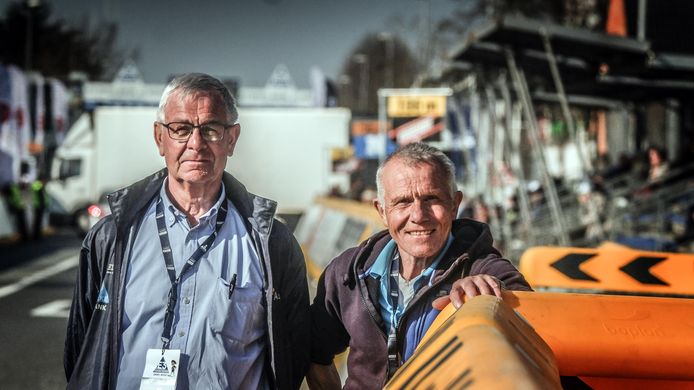 Ronny Nuyttens en Frans Defoort staan al jaren langs het parcours om de vipbussen door te laten. “Vorig jaar stonden we hier helemaal alleen, met een mondmasker op.”