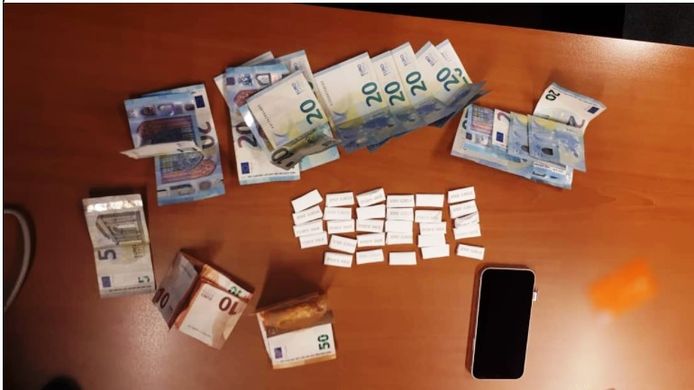 De wikkels met vermoedelijk cocaïne die de 29-jarige man op zak had. Ook het geld is van hem.