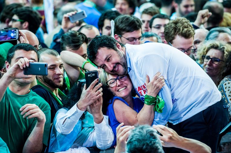►Lega-leider Matteo Salvini tijdens een bijeenkomst met aanhangers in Verona, april vorig jaar. Beeld © Nicola Marfisi / AGF/Nicola Ma