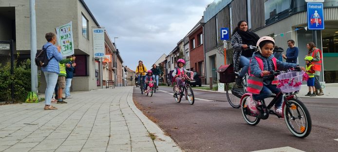 Fietsersbond Herentals moedigde onlangs fietsende kinderen op weg naar school aan met een applaus
