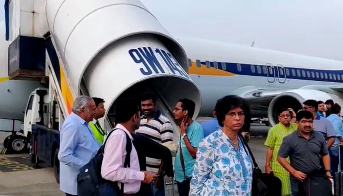 Passagiers van Air India na een noodlanding in Mumbai.