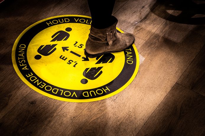 1,5 meter afstand houden in centrum Dordrecht en bij winkels door coronamaatregelen.