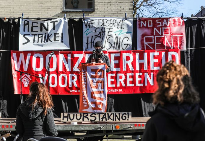 Demonstratie van de bewoners van Riekerhaven voor het hoofdkantoor van De Key.