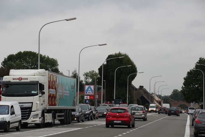 De verkeersdruk op de omgeving van het op- en afrittencomplex van de E40 in Erpe-Mere is immens.