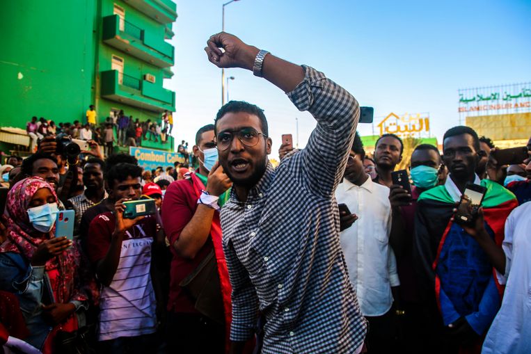 Soedanese demonstranten protesteren in Khartoem tegen de militaire  coup.  Beeld EPA