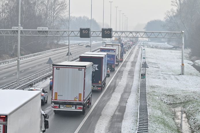 Een file door gladheid op de A58 bij Tilburg.