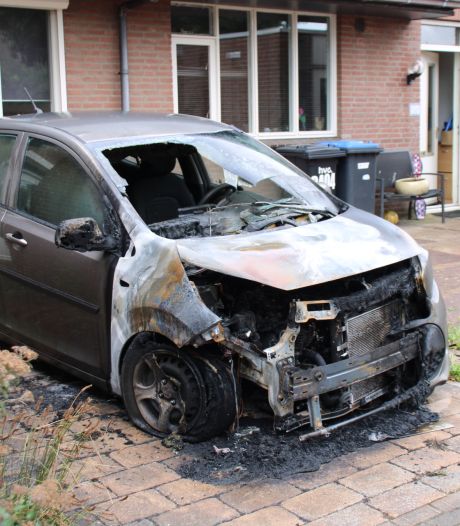 Auto vliegt in brand voor huis in Lelystad, politie pakt man (50) op voor verdenking van brandstichting