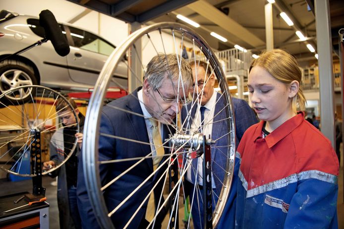 De kritiek op minister Arie Slob neemt toe. Hij werd enthousiast ontvangen als voormalig docent, maar schoolbesturen, onderwijsbonden en politiek vinden dat hij te weinig tegen het lerarentekort doet.