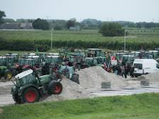 Felle discussie tussen boeren en ‘stikstofstrijder’ Vollenbroek onder toeziend oog politie in Nijmegen-Noord