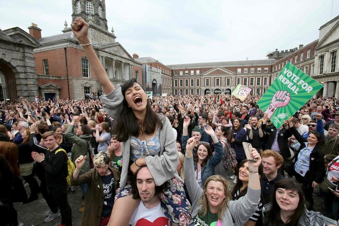 Ieren vieren het officiële resultaat van het Ierse abortusreferendum in mei van dit jaar, waar een grote meerderheid overtuigend stemde tegen de afschaffing van het verbod op abortus.