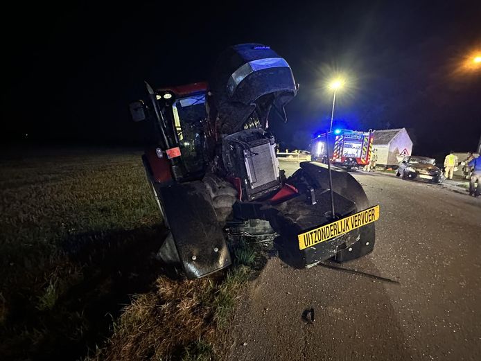 Bestuurder belandt met wagen onder tractor brandweer moet zwaargewonde