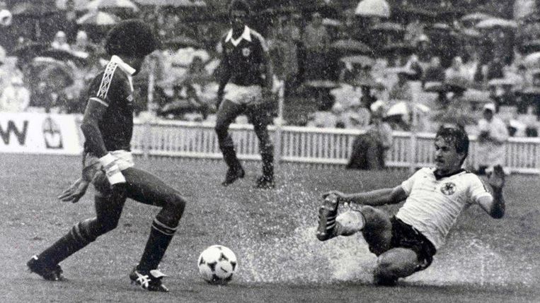 De weersomstandigheden speelden een grote rol in de finale van het  jeugd-WK van 1981. Beeld FIFA.COM