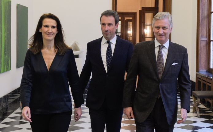 De eedaflegging van Philippe Goffin (midden) als minister van Buitenlandse Zaken en Defensie. Rechts koning Filip en links premier Sophie Wilmès