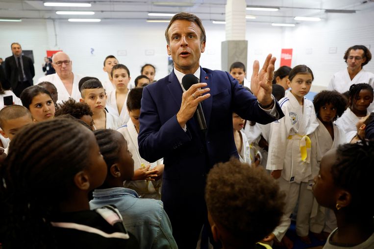 De Franse president Emmanuel Macron houdt een speech bij judoka’s eerder deze maand, in Clichy-sous-Bois. Beeld ANP / EPA
