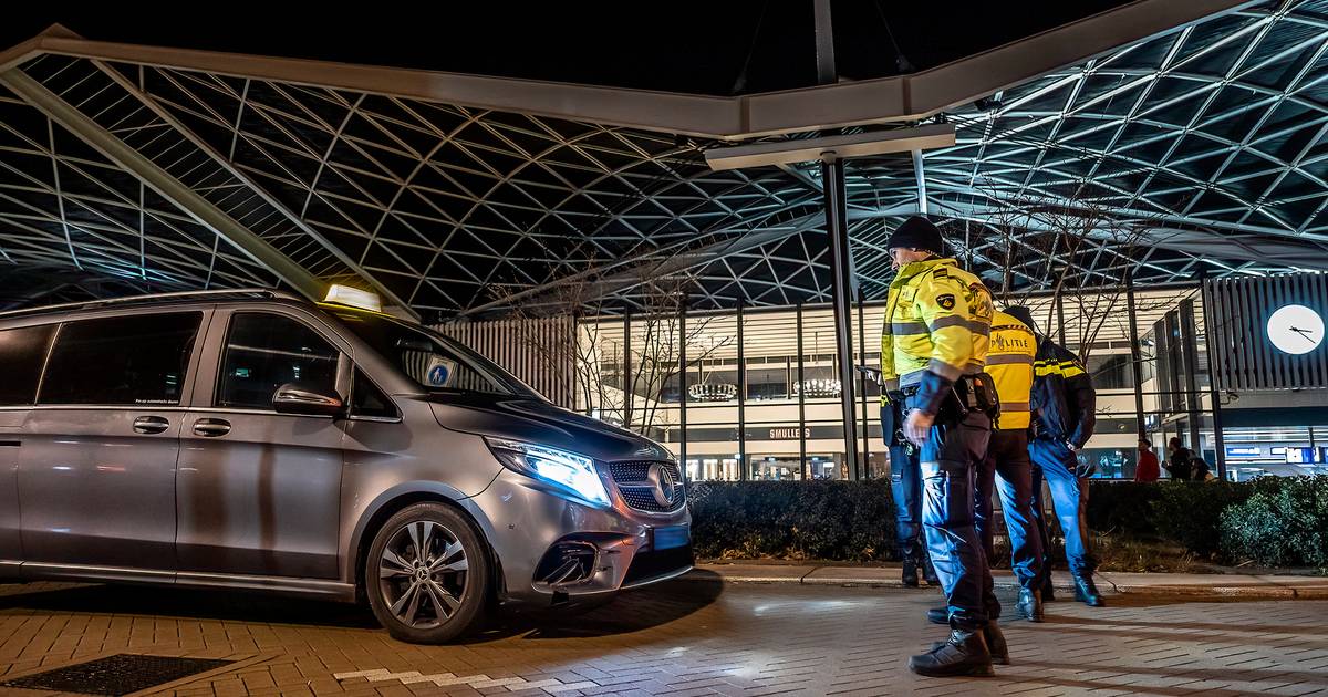 Voetganger zwaargewond na botsing met taxibus in Tilburg.