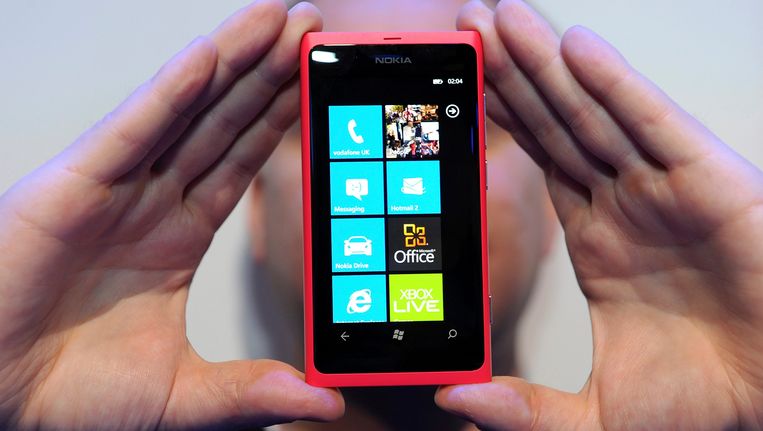 De nieuwe Nokia Lumia 800 draait op software van Windows. Beeld Reuters