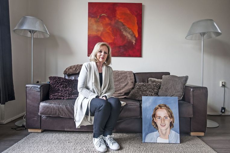 Jeanne van Kasbergen met een geschilderd portret van haar overleden zoon. Beeld Guus Dubbelman/de Volkskrant