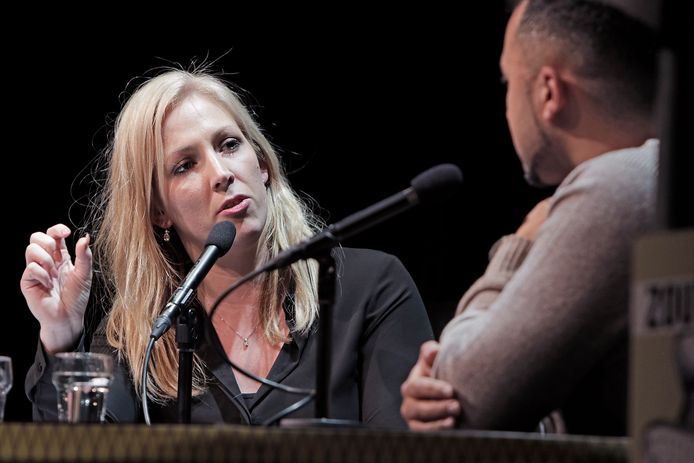 Lilian Marijnissen in 2018 als gast-interviewer bij politiek café Zout in gesprek met Özcan Akyol.