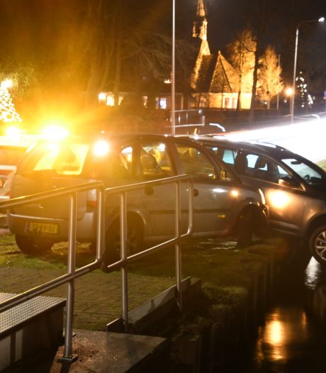 Man verlaat zonder natte voeten auto bij botsing kanaal in Beerzerveld