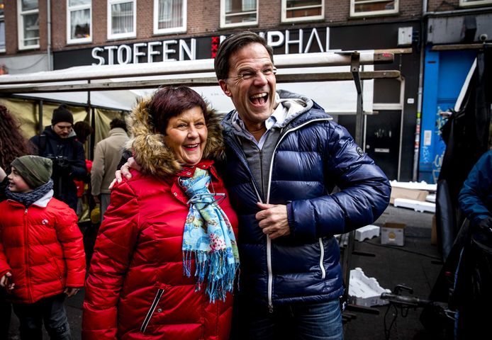 Minister-president en VVD-leider Mark Rutte voert op de Albert Cuyp campagne voor de gemeenteraadsverkiezingen