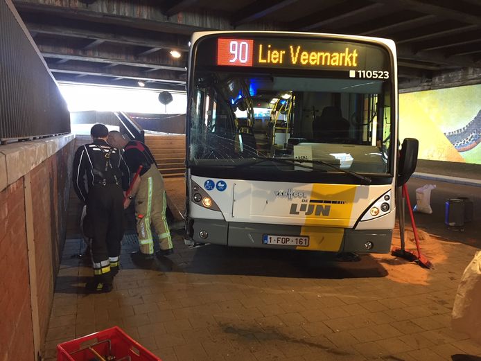 Een bizar ongeval met een bus van De Lijn aan het station van Berchem.