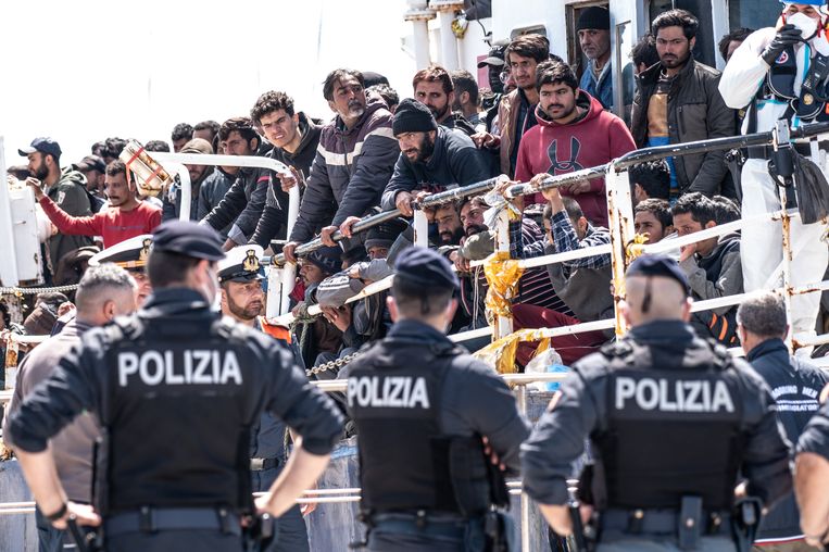Il primo ministro italiano ha promesso di fermare l’immigrazione clandestina, ma ora è alle prese con la realtà