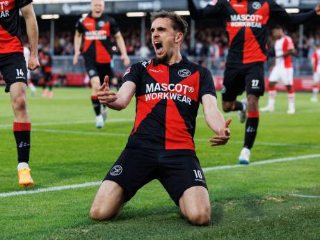 ‘Laatbloeier’ en Almere City-held Duijvestijn haalt inspiratie uit Vardy en Weghorst: ‘Zag dit niet meer aankomen’