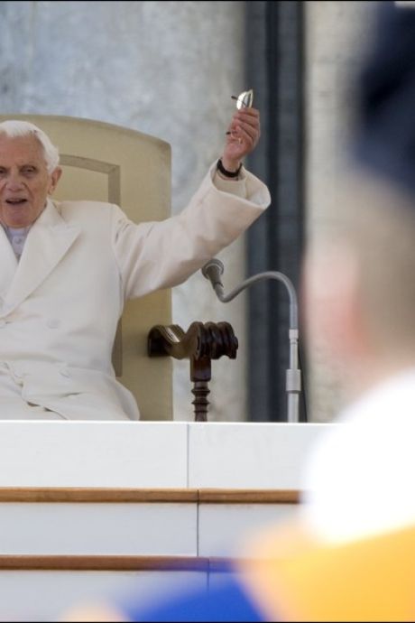 Benoît XVI promet "obéissance" à son successeur