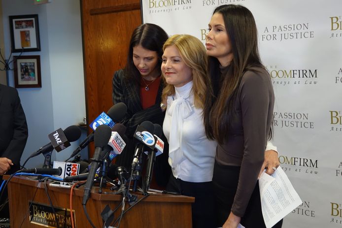 Faviola Brugger Dadis (links) en Regina Simons (rechts) tijdens de persconferentie gisteren. In het midden hun advocate Lisa Bloom.
