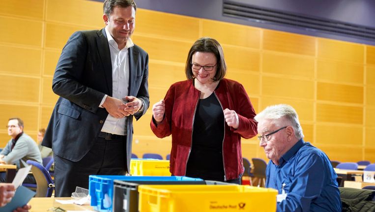 Lars Klingbeil en Andrea Nahles van de SPD staan naast een vrijwilliger die de stembiljetten sorteert. Een meerderheid van de SPD-leden stemde voor de Grote Coalitie. Beeld epa