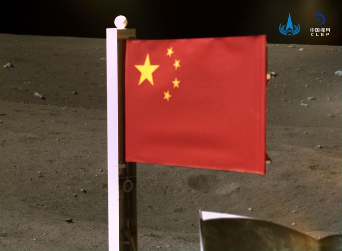 Foto’s van de Chinese ruimtevaartautoriteiten tonen de rode vlag met vijf sterren die stilstaat op het windstille maanoppervlak. De beelden werden genomen door een camera op de Chang’e-5.