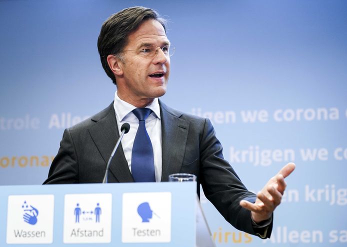 Demissionair premier Mark Rutte tijdens een persconferentie. Het kabinet kondigt een nieuwe versoepeling van de coronamaatregelen aan.