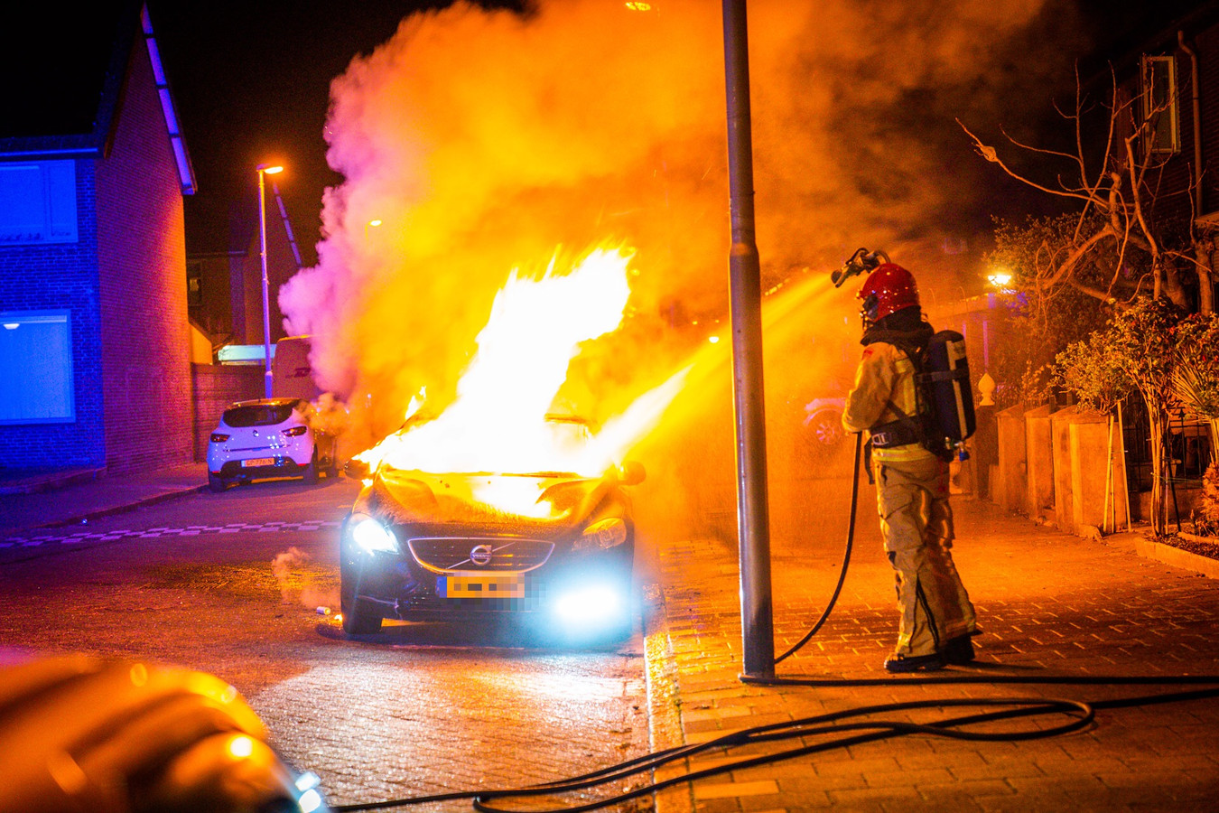 Straat in Eindhoven gewekt door autobrand claxon van voertuig blijft
