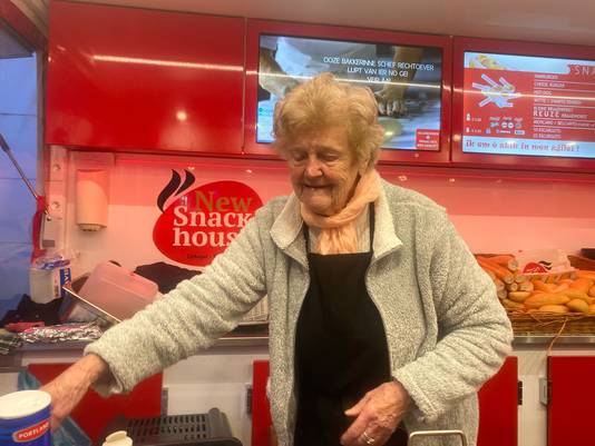 A Maria, 90 anni, piace ancora lavorare nel tendone degli snack.