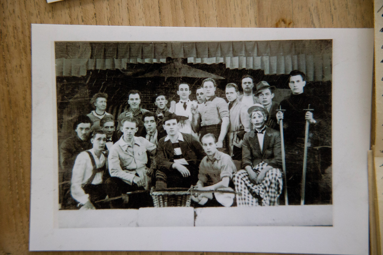 Rienus Hartog (baris kedua, kiri pertama) adalah salah satu tahanan Indonesia lainnya di penjara.  Patung Ari Kievite