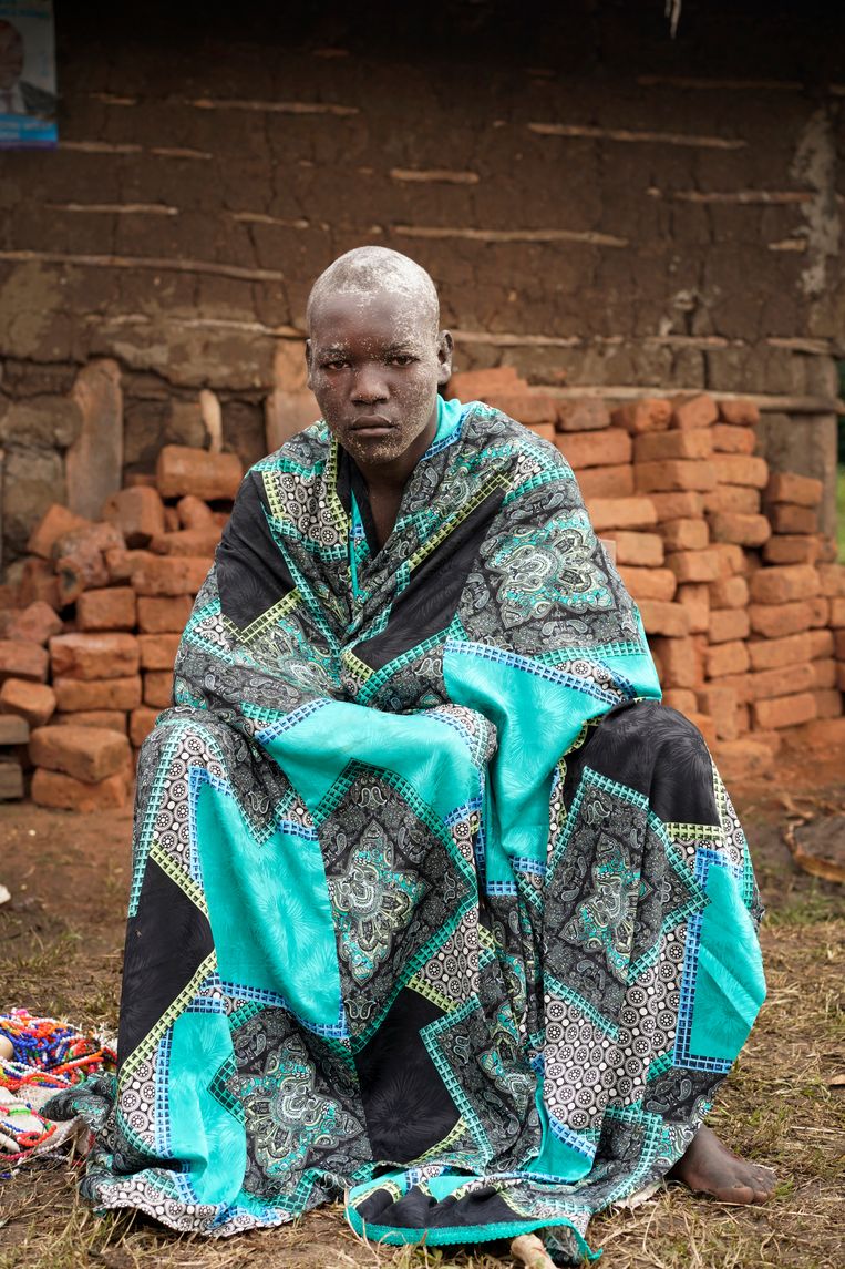 Titus Manana (18) gewikkeld in de deken die hij van zijn vader kreeg na de besnijdenisceremonie. Beeld Michele Sibiloni