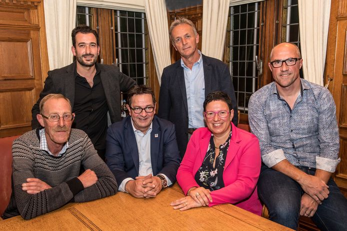 Het voltallig schepencollege met zittend van links naar rechts: Geert Vanthuyne, burgemeester Ward Vergote en eerste schepen Sherley Beernaert. Rechtstaand van links naar rechts Nessim Ben Driss, Benedikt Valley en Jürgen Deceuninck