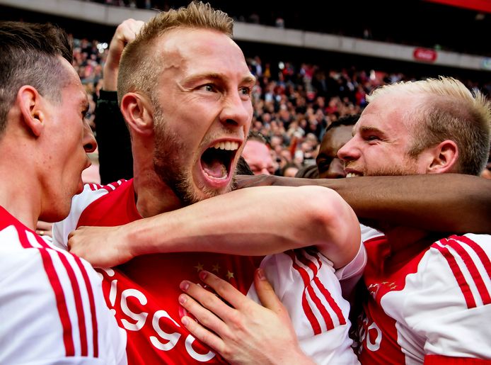 Mike van der Hoorn na een doelpunt. Arek Milik en Davy Klaassen juichen mee.