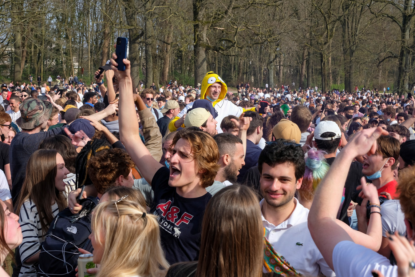 RECONSTRUCTIE. Hoe aprilvisfestival La Boum compleet uit de hand liep: “Kom  naakt, kus elkaar, bedrijf de liefde” | Foto | hln.be