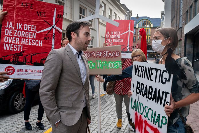 De Bossche wethouder Mike van der Geld wordt, vlak voor de raadsvergadering van 7 juli vorig jaar, opgewacht door betogers tegen de plaatsing van windmolens tussen Oss en Den Bosch.