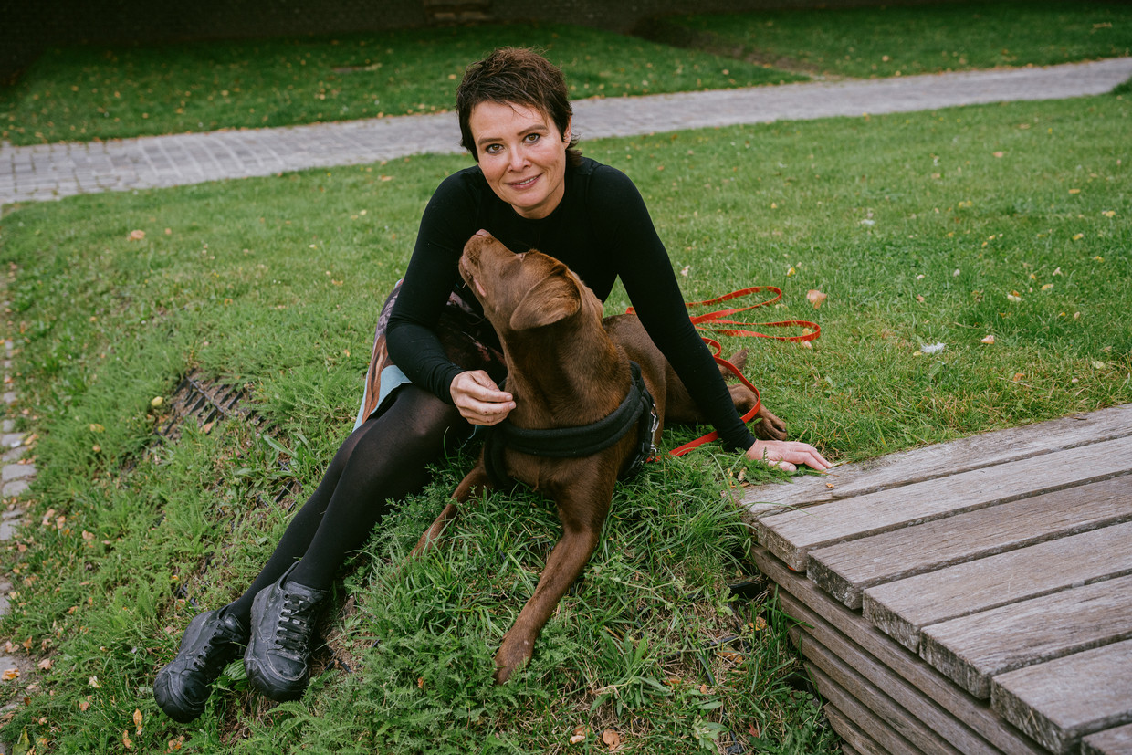 Griet Op de Beeck met haar hond Uma. 'Zelf trek ik nu ook minder naar het theater of de cinema door dat hondje, zo’n softe trut ben ik dan ook weer.' Beeld Wouter Van Vooren