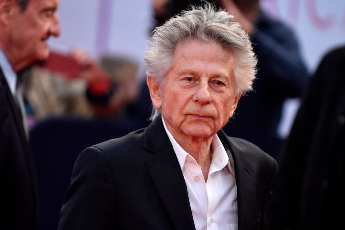 Een actiegroep heeft de gevels van drie bioscopen in Brussel volgeplakt met protestposters omdat de theaters de nieuwe film van de omstreden regisseur Roman Polanski vertonen. Dat melden Belgische media woensdag.