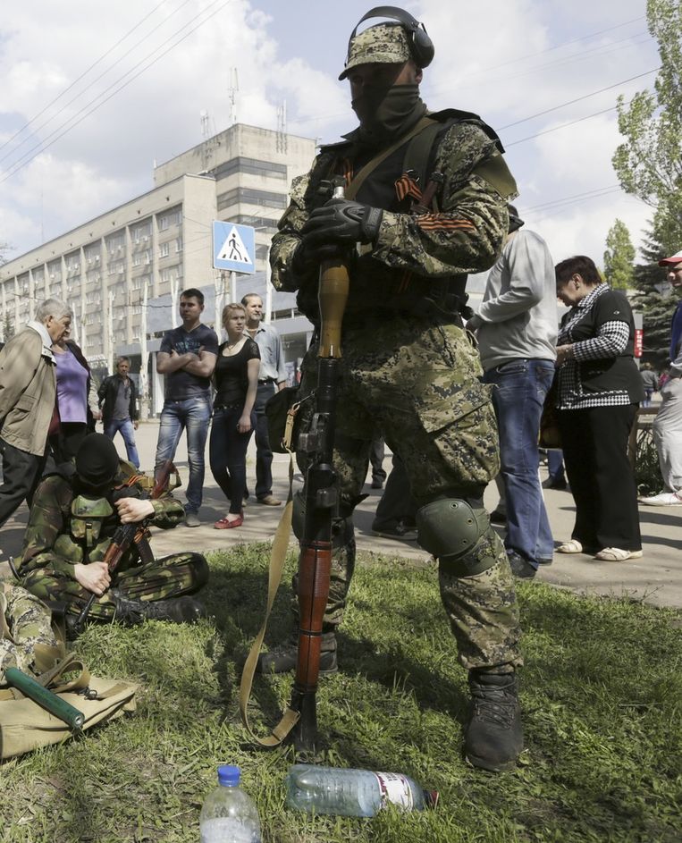 Gewapende pro-Russische separatisten in Kramatorsk. Beeld ap